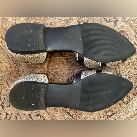 Isaac Mizrahi Black and Cream Flats - Picture 4 of 6